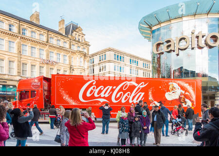 Cardiff, Royaume-Uni - 19 novembre 2017 : les gens prennent et commencent à avoir leurs photos prises avec le camion coca cola, à Cardiff, Pays de Galles, Royaume-Uni. Banque D'Images