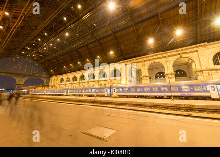 En train de voyageurs de la gare Keleti de Budapest, Hongrie, Europe de l'Est. Banque D'Images