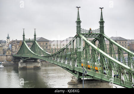 Pont de la liberté, à Budapest, Hongrie avec un tramway jaune sur un passage nuageux journée d'hiver. Banque D'Images