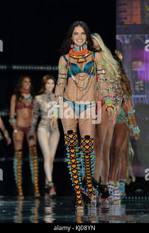 Adriana Lima sur la passerelle du Victoria's Secret Fashion Show à la Mercedes-Benz Arena à Shanghai, en Chine. Banque D'Images