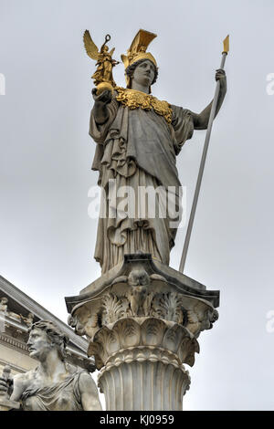 Pallas athena en face du parlement autrichien à Vienne. Banque D'Images