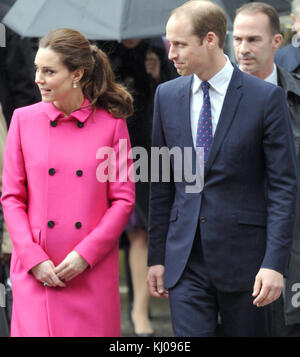 NEW YORK, NY - DÉCEMBRE 09 : Catherine, duchesse de Cambridge, parle aux personnes impliquées dans CityKids lors de leur visite à la porte le 9 décembre 2014 à New York. La porte fournit des services aux jeunes défavorisés. Le couple royal, qui voyage sans leur fils Prince George, est en visite de trois jours sur la côte est des États-Unis. C'est la première visite officielle du duc et de la duchesse à New York. Personnes : Catherine, duchesse de Cambridge, Prince William, duc de Cambridge Banque D'Images