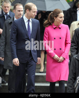 NEW YORK, NY - DÉCEMBRE 09 : Catherine, duchesse de Cambridge, parle aux personnes impliquées dans CityKids lors de leur visite à la porte le 9 décembre 2014 à New York. La porte fournit des services aux jeunes défavorisés. Le couple royal, qui voyage sans leur fils Prince George, est en visite de trois jours sur la côte est des États-Unis. C'est la première visite officielle du duc et de la duchesse à New York. Personnes : Catherine, duchesse de Cambridge, Prince William, duc de Cambridge Banque D'Images