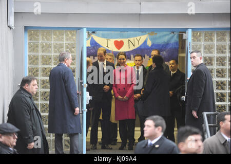 NEW YORK, NY - DÉCEMBRE 09 : Catherine, duchesse de Cambridge, parle aux personnes impliquées dans CityKids lors de leur visite à la porte le 9 décembre 2014 à New York. La porte fournit des services aux jeunes défavorisés. Le couple royal, qui voyage sans leur fils Prince George, est en visite de trois jours sur la côte est des États-Unis. C'est la première visite officielle du duc et de la duchesse à New York. Personnes : Catherine, duchesse de Cambridge, Prince William, duc de Cambridge Banque D'Images