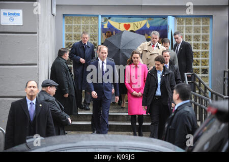 NEW YORK, NY - DÉCEMBRE 09 : Catherine, duchesse de Cambridge, parle aux personnes impliquées dans CityKids lors de leur visite à la porte le 9 décembre 2014 à New York. La porte fournit des services aux jeunes défavorisés. Le couple royal, qui voyage sans leur fils Prince George, est en visite de trois jours sur la côte est des États-Unis. C'est la première visite officielle du duc et de la duchesse à New York. Personnes : Catherine, duchesse de Cambridge, Prince William, duc de Cambridge Banque D'Images