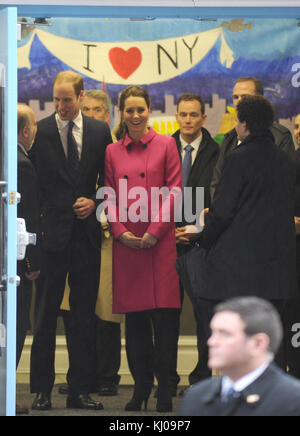 NEW YORK, NY - DÉCEMBRE 09 : Catherine, duchesse de Cambridge, parle aux personnes impliquées dans CityKids lors de leur visite à la porte le 9 décembre 2014 à New York. La porte fournit des services aux jeunes défavorisés. Le couple royal, qui voyage sans leur fils Prince George, est en visite de trois jours sur la côte est des États-Unis. C'est la première visite officielle du duc et de la duchesse à New York. Personnes : Catherine, duchesse de Cambridge, Prince William, duc de Cambridge Banque D'Images