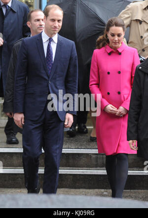 NEW YORK, NY - DÉCEMBRE 09 : Catherine, duchesse de Cambridge, parle aux personnes impliquées dans CityKids lors de leur visite à la porte le 9 décembre 2014 à New York. La porte fournit des services aux jeunes défavorisés. Le couple royal, qui voyage sans leur fils Prince George, est en visite de trois jours sur la côte est des États-Unis. C'est la première visite officielle du duc et de la duchesse à New York. Personnes : Catherine, duchesse de Cambridge, Prince William, duc de Cambridge Banque D'Images