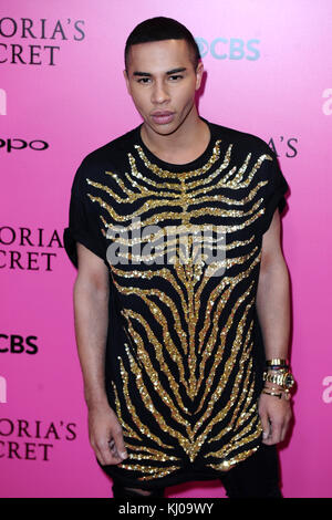 Olivier Rousteing assistant à la Pink Carpet avant le Secret Fashion Show de Victoria à la Mercedes-Benz Arena Shanghai à Shanghai, en Chine. Banque D'Images