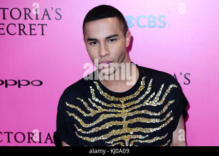 Olivier Rousteing assistant à la Pink Carpet avant le Secret Fashion Show de Victoria à la Mercedes-Benz Arena Shanghai à Shanghai, en Chine. Banque D'Images