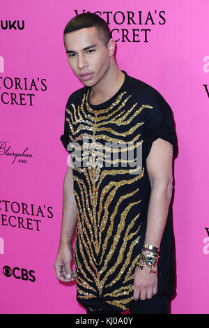 Olivier Rousteing assistant à la Pink Carpet avant le Secret Fashion Show de Victoria à la Mercedes-Benz Arena Shanghai à Shanghai, en Chine. Banque D'Images