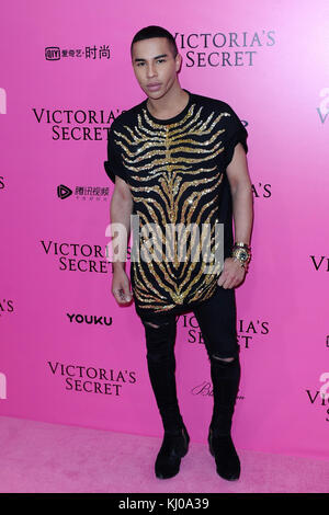 Olivier Rousteing assistant à la Pink Carpet avant le Secret Fashion Show de Victoria à la Mercedes-Benz Arena Shanghai à Shanghai, en Chine. Banque D'Images