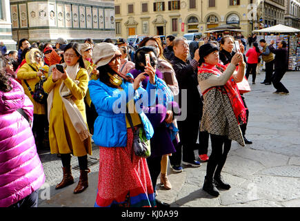 Les touristes orientaux à Florence en prenant des photos avec des téléphones portables, italie Banque D'Images