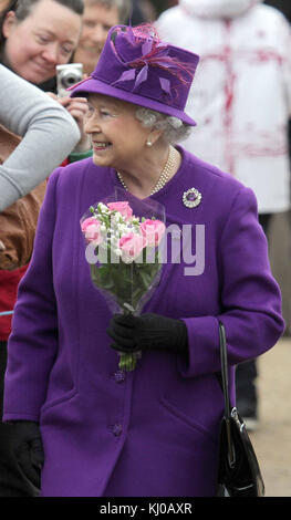 SANDRINGHAM, ROYAUME-UNI - FÉVRIER 06; la reine Elizabeth II, rejoint les membres de la famille royale au service de l'église du dimanche sur le domaine de Sandringham Norfolk. Le 6 février 2011 à Sandringham, Angleterre personnes: HRH la reine Elizabeth II Banque D'Images