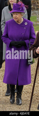 SANDRINGHAM, ROYAUME-UNI - FÉVRIER 06; la reine Elizabeth II, rejoint les membres de la famille royale au service de l'église du dimanche sur le domaine de Sandringham Norfolk. Le 6 février 2011 à Sandringham, Angleterre personnes: HRH la reine Elizabeth II Banque D'Images