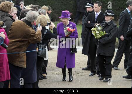 SANDRINGHAM, ROYAUME-UNI - FÉVRIER 06; la reine Elizabeth II, rejoint les membres de la famille royale au service de l'église du dimanche sur le domaine de Sandringham Norfolk. Le 6 février 2011 à Sandringham, Angleterre personnes: HRH la reine Elizabeth II Banque D'Images