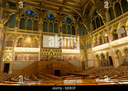 Budapest, Hongrie - le 28 novembre 2014 : l'intérieur de la chambre des magnats de l'édifice du parlement hongrois à Budapest. c'est l'un de l'Europe oldes Banque D'Images