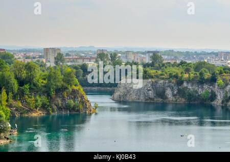 Cracovie, Pologne - 27 août 2017 : magnifique lac zakrzowek au milieu de la ville de Cracovie, Pologne. Banque D'Images