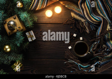 Moulin à café, tasse, les bougies et l'arbre de Noël sur une table en bois Banque D'Images
