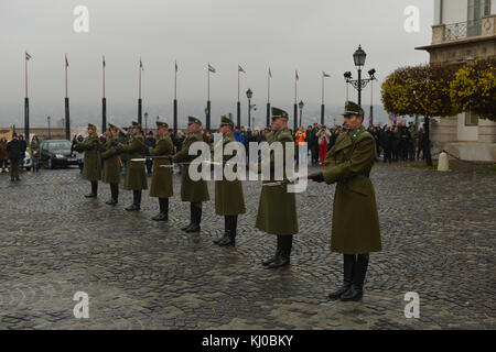 Budapest, Hongrie - le 28 novembre 2014 Cérémonie de l'évolution. près de gardes du palais présidentiel à Budapest, Hongrie. Banque D'Images