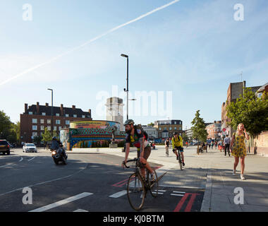 Reconfiguré intersection avec bande cyclable à Stockwell War Memorial. Stockwell Framework Masterplan, Londres, Royaume-Uni. Architecte : DSDHA, 2017. Banque D'Images