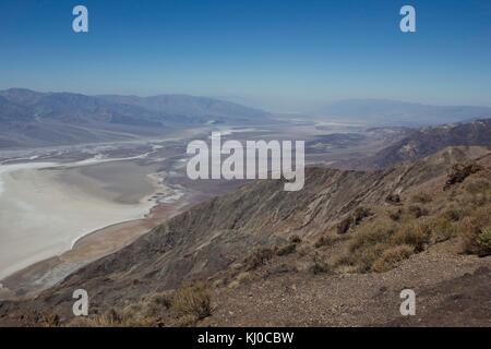 Furnace Creek, USA - 8 août 2013 : vue panoramique de la Death Valley National park de dante's view point de vue, avec son lac salé à sec Banque D'Images