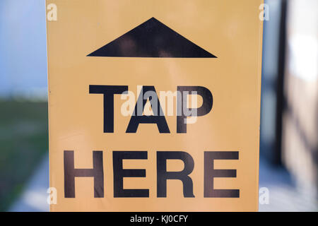 Appuyez ici avec une flèche signe mots Banque D'Images