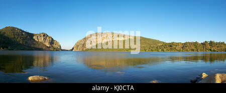 Vue panoramique de portas de rodao monument naturel comme vu le lac en aval de l'île. Vila Velha de rodao, Portugal. Banque D'Images