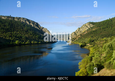 Portas de ródão dans la lumière du soleil du matin. Vila Velha de ródão, Portugal. Banque D'Images