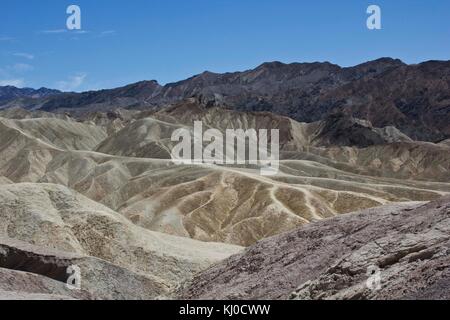 Californie, USA, le 8 août 2013 : Zabriskie point, une partie d'amargosa range situé à l'est de la vallée de la mort dans Death Valley National Park en Californie, u Banque D'Images