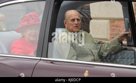 LIVERPOOL, ANGLETERRE - 17 MAI : la reine Elizabeth II fait un tour sur le véhicule amphibie Yellow Duck autour d'Albert Dock lors d'une visite au Musée maritime de Merseyside le 17 mai 2012 à Liverpool, en Angleterre. La Reine visite de nombreuses régions de Grande-Bretagne alors qu'elle célèbre son Jubilé de diamant, culminant avec quatre jours de vacances publiques les 2 et 5 juin, dont un spectacle de 1,000 bateaux sur la Tamise. Personnes : Reine Elizabeth II, Prince Philip Banque D'Images