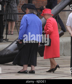 LIVERPOOL, ANGLETERRE - 17 MAI : la reine Elizabeth II fait un tour sur le véhicule amphibie Yellow Duck autour d'Albert Dock lors d'une visite au Musée maritime de Merseyside le 17 mai 2012 à Liverpool, en Angleterre. La Reine visite de nombreuses régions de Grande-Bretagne alors qu'elle célèbre son Jubilé de diamant, culminant avec quatre jours de vacances publiques les 2 et 5 juin, dont un spectacle de 1,000 bateaux sur la Tamise. Personnes : reine Elizabeth II Banque D'Images