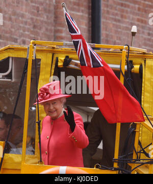 LIVERPOOL, ANGLETERRE - 17 MAI : la reine Elizabeth II fait un tour sur le véhicule amphibie Yellow Duck autour d'Albert Dock lors d'une visite au Musée maritime de Merseyside le 17 mai 2012 à Liverpool, en Angleterre. La Reine visite de nombreuses régions de Grande-Bretagne alors qu'elle célèbre son Jubilé de diamant, culminant avec quatre jours de vacances publiques les 2 et 5 juin, dont un spectacle de 1,000 bateaux sur la Tamise. Personnes : reine Elizabeth II Banque D'Images