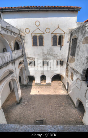 Dans la cour intérieure le château d'Elmina (aussi appelé le château de st. George). situé sur la côte atlantique du Ghana à l'ouest de la capitale, Accra. c'est un l'UNESCO Banque D'Images