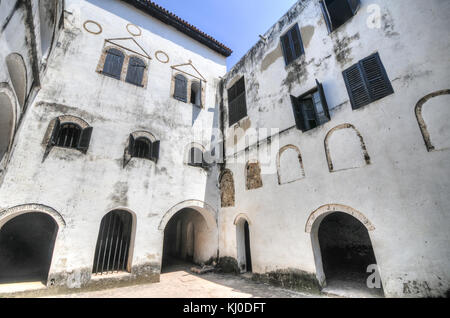 Dans la cour intérieure le château d'Elmina (aussi appelé le château de st. George). situé sur la côte atlantique du Ghana à l'ouest de la capitale, Accra. c'est un l'UNESCO Banque D'Images