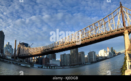 New York, NY - 19 janvier 2013 : panorama du Queensboro Bridge à partir de Roosevelt Island reliant manhattan à Queens, New York. Banque D'Images