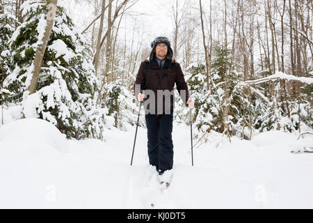 Jeune homme ski de fond dans la forêt Banque D'Images