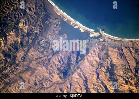 Vue depuis la station spatiale internationale de l'immense morro rock comme il jette une ombre sur morro bay, Californie, vu de l'orbite de la terre. Banque D'Images