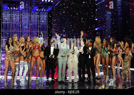 Modèles et artistes sur la passerelle du Secret Fashion Show de Victoria à la Mercedes-Benz Arena de Shanghai, en Chine Banque D'Images