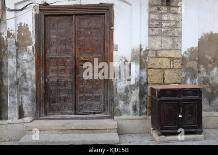 La porte est faite dans le style ancien, avec des motifs sculptés et une poignée de bronze. l'armoire est de même style et avec un fer lock.grunge style Banque D'Images