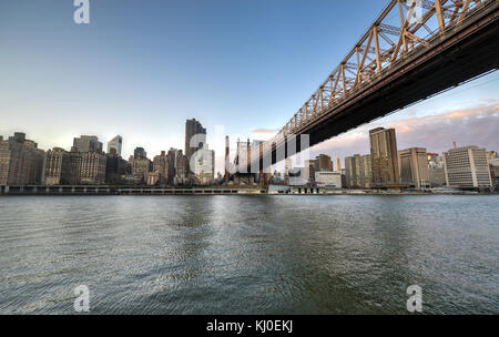 New York, NY - 19 janvier 2013 : Queensboro Bridge à partir de Roosevelt Island reliant manhattan à Queens, New York. Banque D'Images