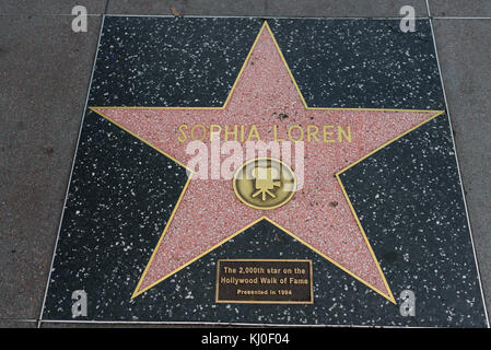 HOLLYWOOD, CA - 06 DÉCEMBRE : la star de Sophia Loren sur le Hollywood Walk of Fame à Hollywood, Californie, le 6 décembre 2016. Banque D'Images