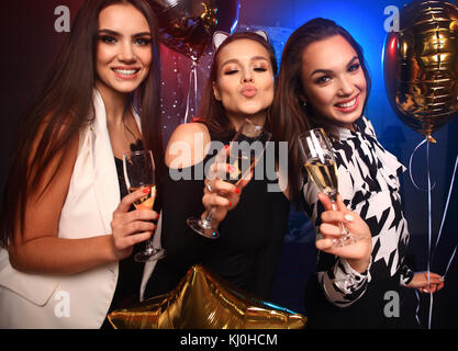 Bénéficiant d'une partie. groupe de beaux jeunes gens dansant avec des flûtes à champagne et à heureux. Banque D'Images