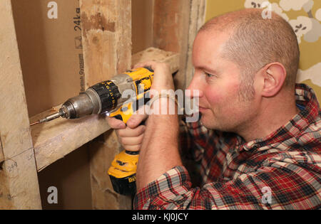 Richard Burr forant dans le bois pour sa colonne de bricolage. Banque D'Images