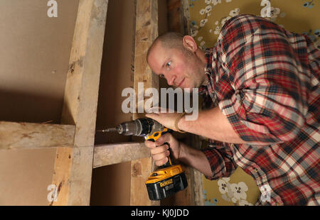 Richard Burr forant dans le bois pour sa colonne de bricolage. Banque D'Images