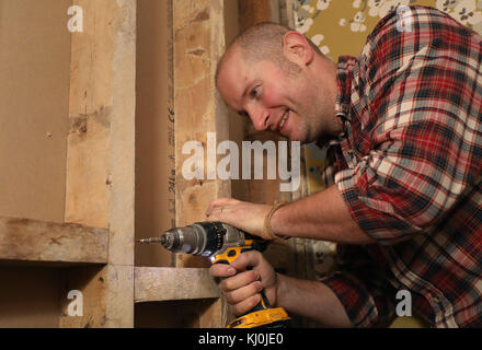 Richard Burr forant dans le bois pour sa colonne de bricolage. Banque D'Images