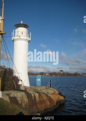 Phare de Karlskrona en Suède, situé sur une petite île au large de la côte, guidant les navires dans le port. Le phare est une structure emblématique, construite pour faciliter la navigation maritime, et présente un design saisissant. Banque D'Images