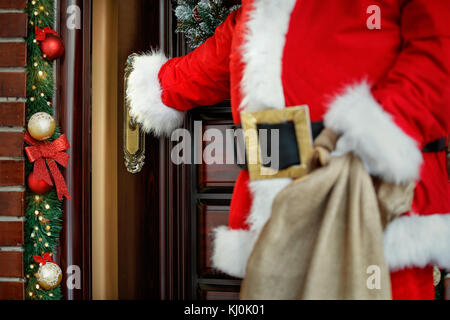 Concept de père noël venant dans la maison pour Noël Banque D'Images