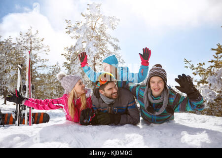 Happy Family having fun sur la neige sur les vacances d'hiver, Banque D'Images