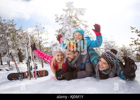 Happy Family pour profiter des vacances d'hiver sur la neige Banque D'Images