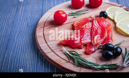 Tranches de poisson sur la table pour les repas. délicieux dîner de fruits de mer. tr Banque D'Images
